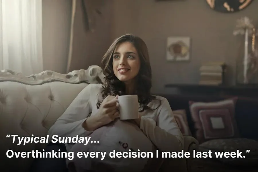 Mujer disfrutando un café de domingo en su sofá
