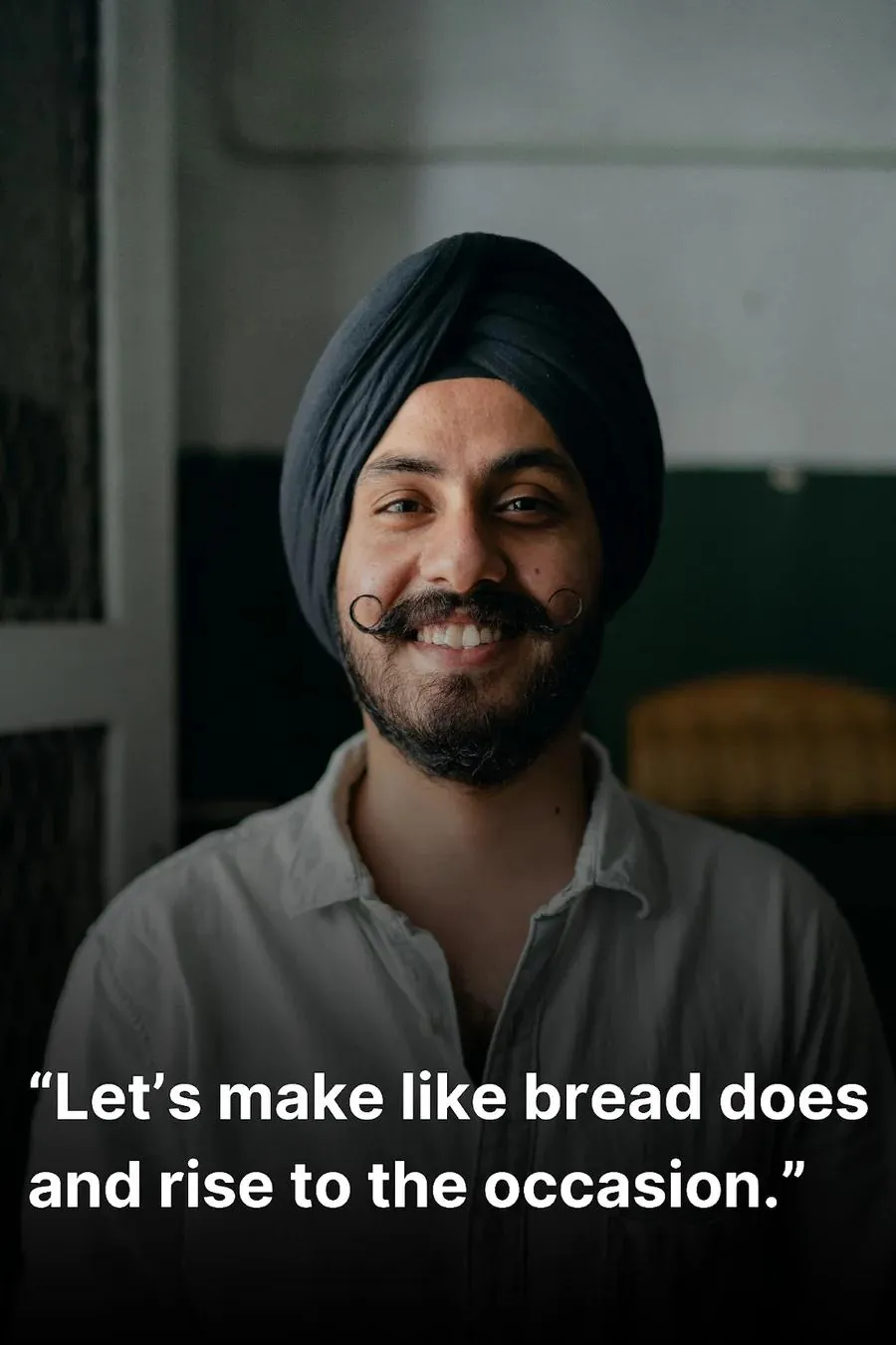 Mann mit Turban, der lächelt