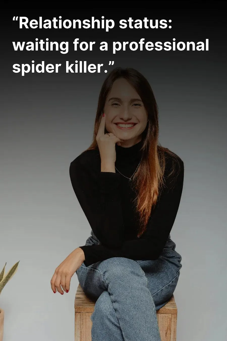 Frau in Jeans, die in die Kamera lächelt