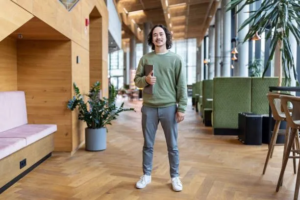 Attraktiver Mann macht ein Ganzkörperfoto für die Dating-App