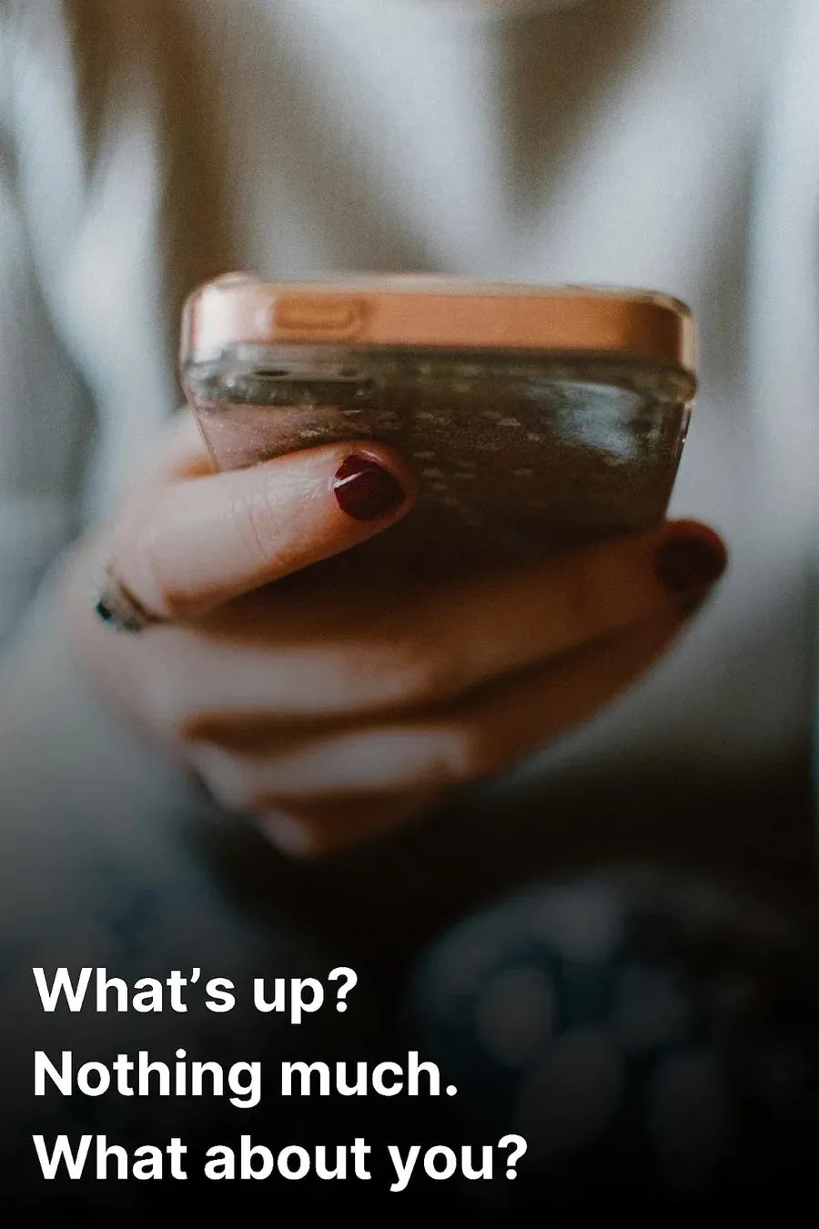 mujer respondiéndole a alguien que le preguntó "what's up?" por teléfono