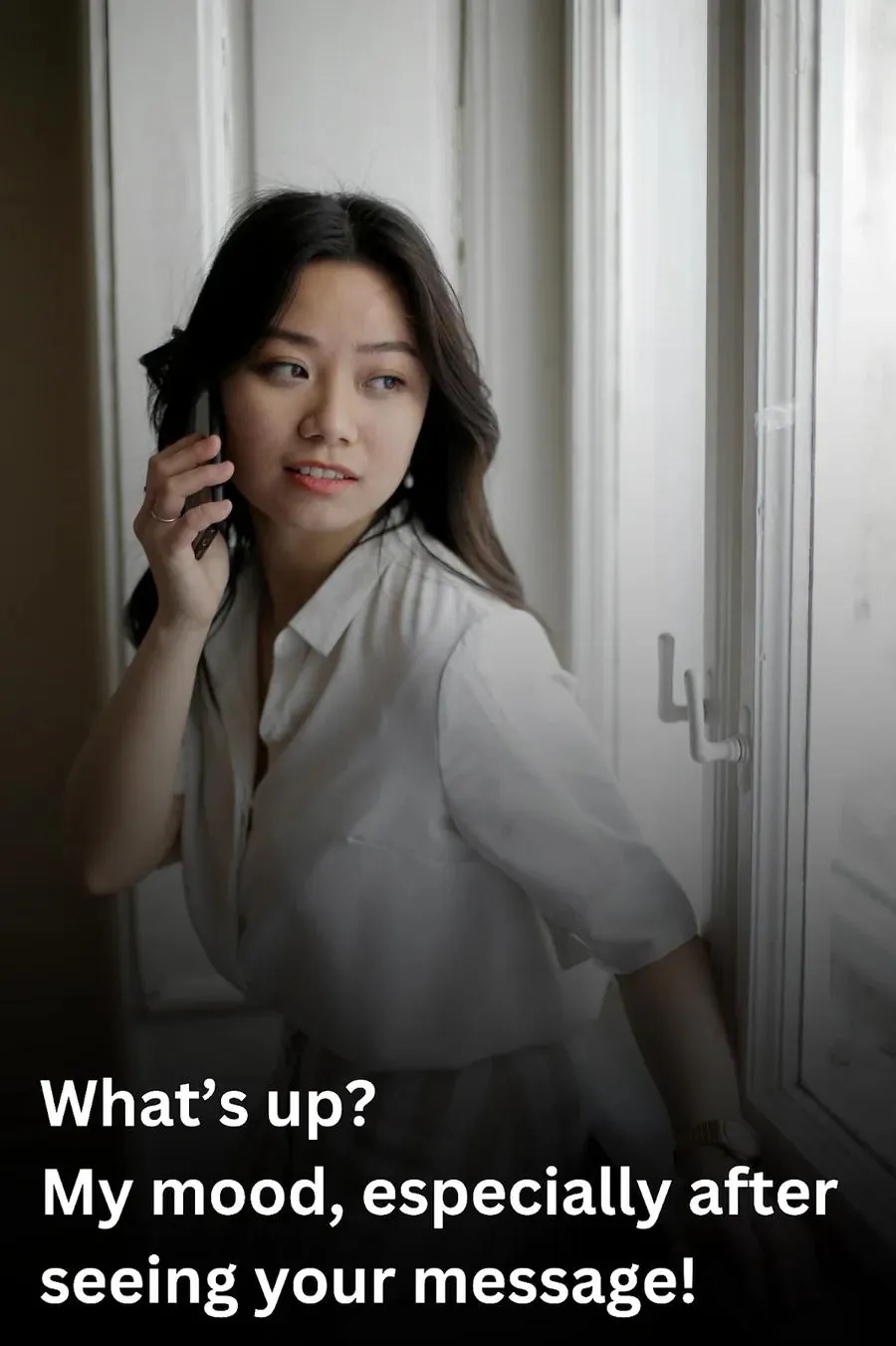 mujer joven preguntando a alguien "what's up?" por teléfono