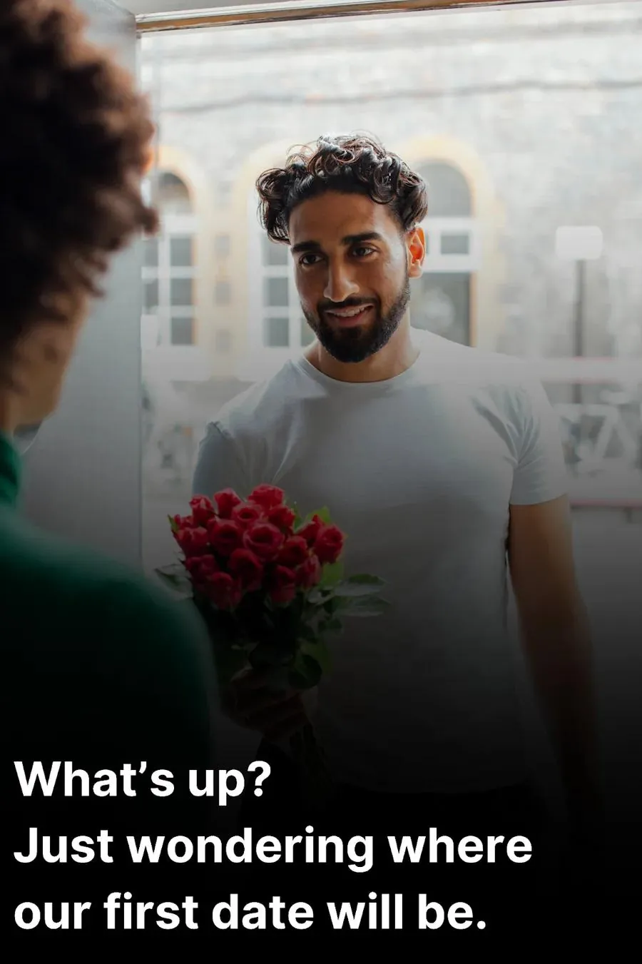 hombre regalándole rosas a una mujer y pidiéndole una cita después de que ella dijera "what's up?"