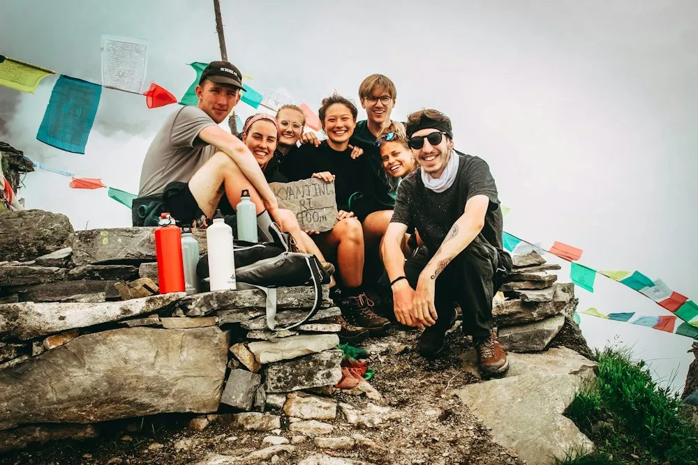 Eine Gruppe Freunde macht ein Gruppenfoto fürs Dating-Profil