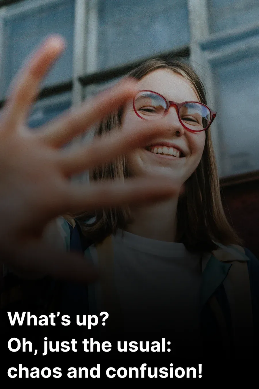 mujer riendo por una respuesta divertida a "what's up?"