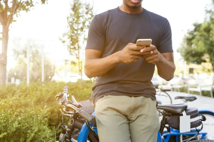 How to Create the Perfect Bumble Bio (With 65 Bio Ideas)